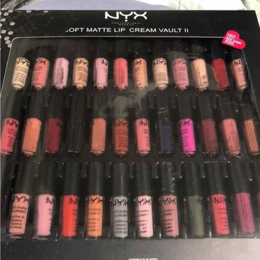 #NYX 
#マットリップクリーム
です！

こちらは１つが小さいのですが、冒険できる色や、イベント、ハロウィンなどに使える色が多くて楽しいです！
色を混ぜて使っても面白そうですね！

マットリップです