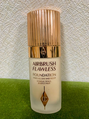 #CharlotteTilbury #AIRBRUSHFLAWLESSFOUNDATION
色:3warm
（写真2-3枚目の左側はランコムのタンイドルウルトラウェアリキッドです。比較のためにのせてみま