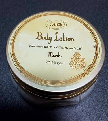 SABON ボディローション ジャータイプ ムスクの香り
公式オンラインショップで購入しました。
見た目がもっちりクリーム状ですが、お風呂上がりの体に塗ってみると、テクスチャーが重くなく、塗るとスッと浸