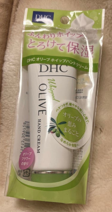 DHCの『オリーブホイップハンドクリーム』を購入してみました！
ちなみにこちらはロフトで購入した物です。

商品名通りこちらはホイップ状で出てくる不思議なハンドクリームです♪
香りはオリーブフラワーの香