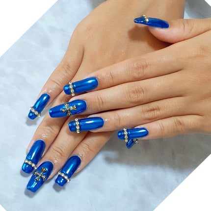 r.kira.nail on LIPS 「お客様ネイルです🤍ブルーのミラーパウダーでピカピカ✨✨✨これだ..」(1枚目)