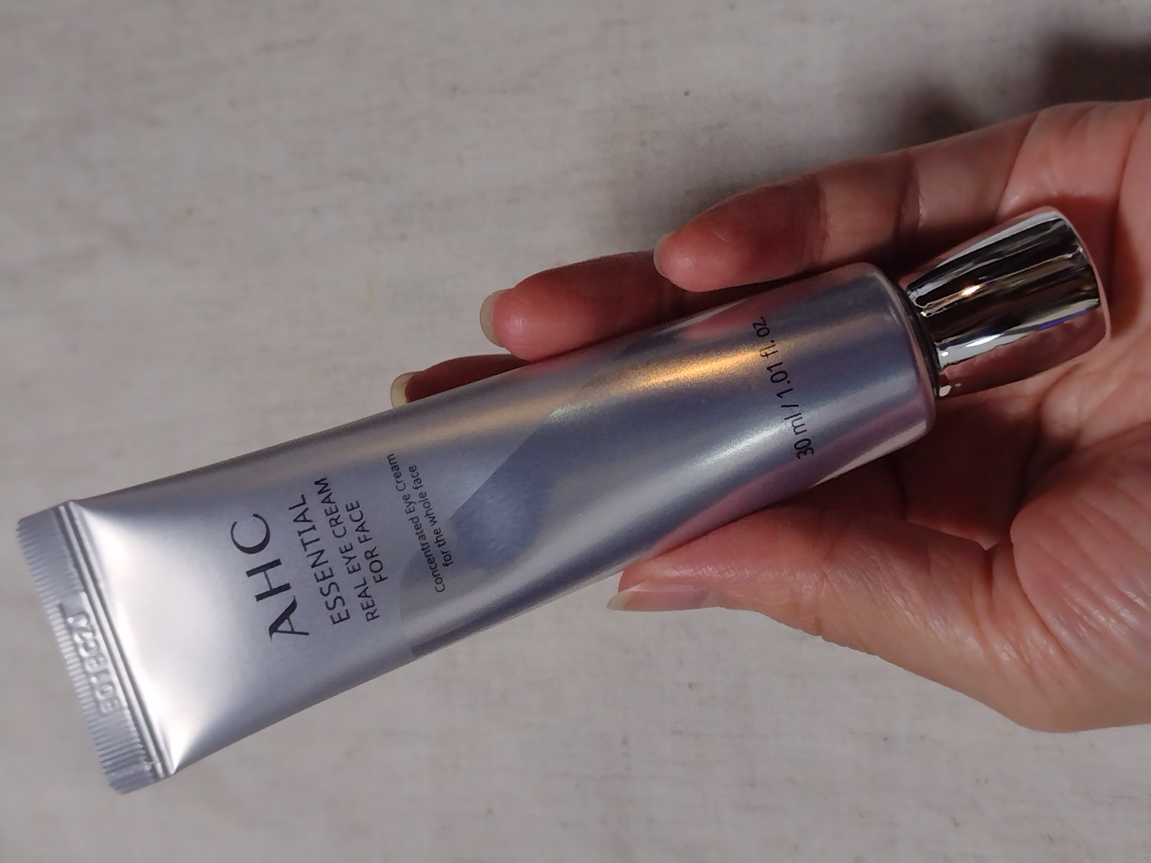 エッセンシャル リアル アイクリーム フォーフェイス/AHC/アイケア・アイクリームを使ったクチコミ（1枚目）