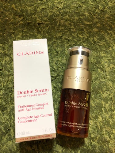 CLARINSのダブル セーラム EX30mlを購入しました！！
よくSNSでも目にしていて、口コミもよかったので
試してみました♡！！(^^)
めちゃくちゃ乾燥肌な私が夜寝る前に塗ると
朝までずっとし