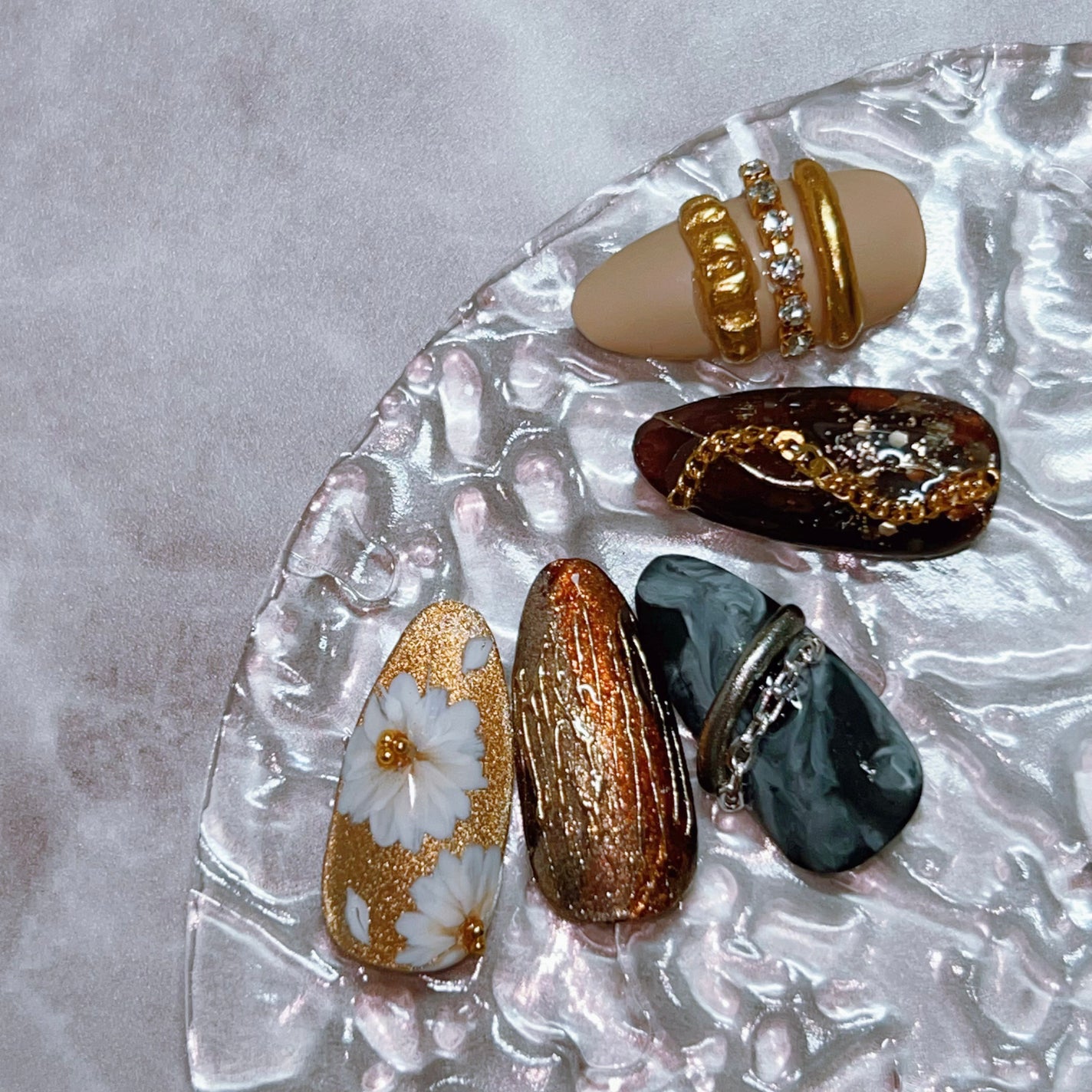 yuma🧸フォロバ◎ on LIPS 「初めての手書きアートでお花🌼練習あるのみー!!!!🔥#ネイルチ..」(1枚目)