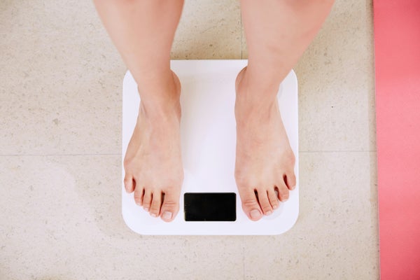 体重計に乗っている様子