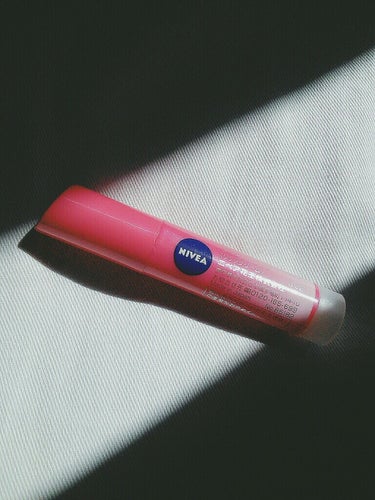 NIVEA
カラーリップ red🌹

メリット
・塗っても色づきはほんのりなので、学校につけていっても
バレませんでした(校則厳しめだけど…笑)
・レッドとは書いてますが塗ってみるとピンクが混じった赤？