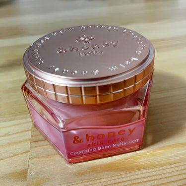 &honey
&honey クレンジングバーム メルティ ホット

じんわりお肌を温めることで毛穴詰まりを浮かせて、メイクや古い角質を浮かす温感クレンジングバームです。

手にとって伸ばすとポカポカして