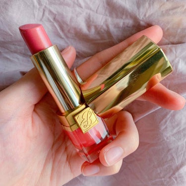 ピュアカラークリスタルシアーリップスティック
29デミュアローズシマー


唯一持っているエスティーローダーの化粧品
馴染みのいいピンクにゴールドの繊細なラメが
とっても可愛くて唇を上品に仕上げてくれま