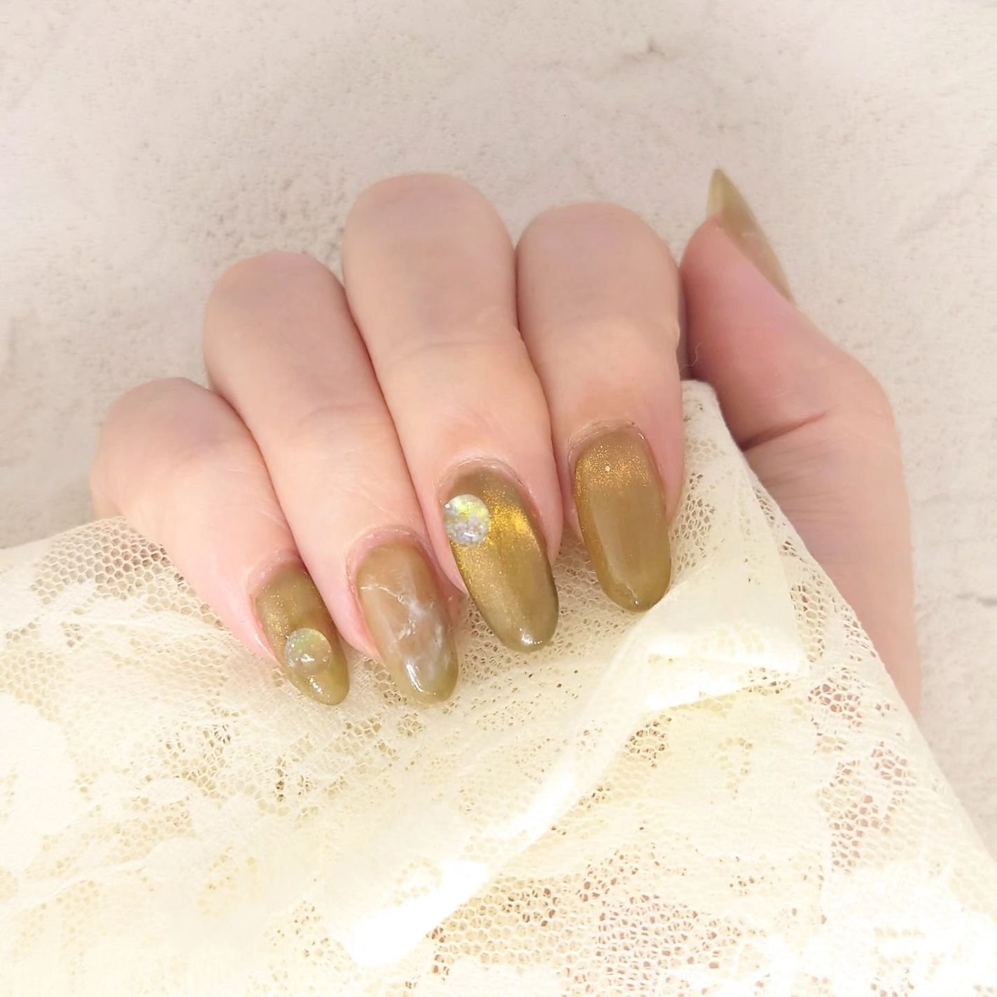 ゆき on LIPS 「マイネイルの右手はくすみグリーンとゴールドからオレンジに偏光す..」(2枚目)