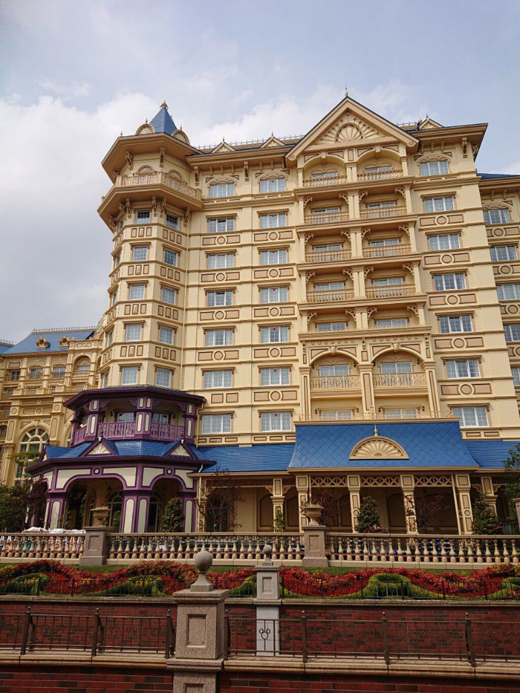 にゃーにゃ一団 on LIPS 「こんばんは😃🌃今日は休みで朝からお母達と舞浜駅と臨海公園🎄⛲ま..」(2枚目)