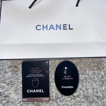 冬の季節愛用アイテム
CHANEL  ル リフト ラ クレーム マン

3色ある内、定員さんに成分などを聞き黒を購入！

朝昼晩関係なく、肌を保湿！
これからだんだん寒くなって
手が乾燥してきたり、シワ