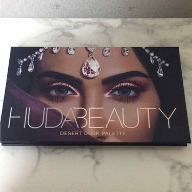 hudabeauty アイシャドウパレット
こちらのアイシャドウパレットは凄く人気
でお値段も高いので
購入に凄く迷ったのですが買って正解でした！
マットタイプか9色ラメ入りが8色グリッターが1色 計1