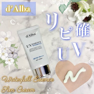 d’Alba .｡*ﾟ+ ˚ෆ₊ °
▶ウォータフルエッセンスサンクリーム
 
＼使った瞬間リピ確定したうるおいUV👏🫧／
イタリア産のホワイトトリュフを主原料としたプレミアムヴィーガンスキンケアブランド〖d’Alba（ダルバ）〗🌱
〝CAミスト〟で大ヒットしたミストは私も愛用してるのですが、日焼け止めは初めて使用しました♫
ウォータフルエッセンスサンクリームをご紹介します🌷
 
 
⋆⋆⋆⋆⋆⋆⋆⋆⋆⋆⋆⋆⋆⋆⋆⋆⋆⋆⋆⋆⋆⋆⋆⋆⋆⋆⋆⋆⋆⋆⋆⋆⋆⋆⋆⋆⋆⋆⋆⋆⋆⋆⋆⋆⋆⋆⋆⋆
SPF50+・PA++++
日焼けによるしみ、そばかすを防ぎます。
水のようななめらかな使用感で、しっとりうるおう日焼け止めクリームです。
 
▪ブルーライトカット
▪イタリアヴィーガン認証V-LABEL取得
▪皮膚低刺激テスト済み*
*全ての方に皮膚刺激が発生しないということではありません。
⋆⋆⋆⋆⋆⋆⋆⋆⋆⋆⋆⋆⋆⋆⋆⋆⋆⋆⋆⋆⋆⋆⋆⋆⋆⋆⋆⋆⋆⋆⋆⋆⋆⋆⋆⋆⋆⋆⋆⋆⋆⋆⋆⋆⋆⋆⋆⋆
⁡
⁡
d’Albaの日焼け止めクリームは今全部で4種類あるのかな？ その中でこちらはお肌に必要な水分をチャージし、なめらかなツヤ肌へ導く水分ケアタイプ🩵
いやー、d’AlbaのUVシリーズ前々から大人気で口コミもとても良いので気になってはいたんですが、本当に良かった！🥰🫶🏻
 
なめらか＆うるおいたっぷりのクリームテクスチャーでスルッと伸びて肌馴染みが良い💓
しっとりとした使用感だけどベタつきは無くメイクノリも🙆‍♀️
「水のような」と商品説明にあるようになめらかさの中にみずみずしさもあり、暑い夏でも重さを気にせず使えそうです！
 
 
CICA成分でお馴染みのツボクサやドクダミエキスなども配合🌿
お肌に心地よく落ち着くマイルド処方も嬉しいですね💞
トーンアップ効果は無く透明の自然なツヤ感に仕上がるので、白くなりすぎるのが苦手な方にもおすすめ✨
 
次のメガ割でまたリピします🙌💞
 
 

 

◇ダルバ様から商品提供をいただきました。💐

 
#PR #ダルバ #dalba #UVカット #ウォータフルエッセンスサンクリーム #サンクリーム #日焼け止め #UVケア #紫外線対策 #紫外線予防 #韓国 #韓国コスメ #韓国コスメレビュー #ヴィーガンコスメ #日焼け止めクリーム #新生活のお助けコスメ の画像 その0