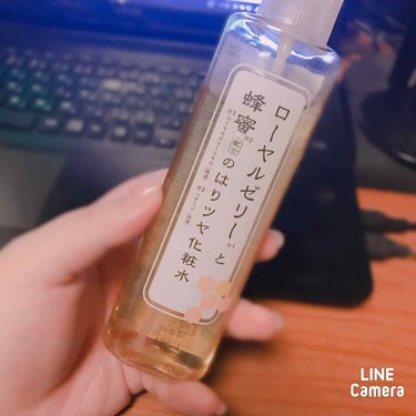 ローヤルゼリーと蜂蜜のはりツヤ化粧水

ダイソー商品 100円＋税
120ml

なかなか珍しい色味の化粧水で不安でした。
まさにハチミツのような色。
が！ダイソーのこの化粧水シリーズで一時期欠品になっ