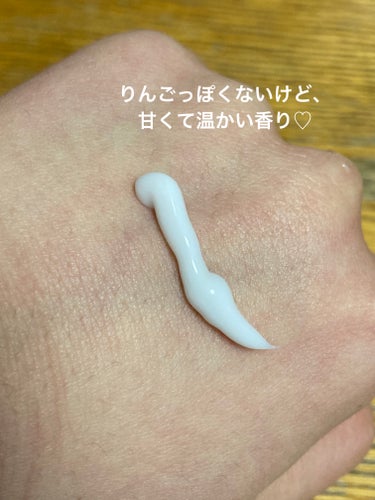 フィアンセ ハンドクリーム 恋りんごの香りのクチコミ「私は好きなのですが、
りんごの香りではないかも？🤔

✼••┈┈••✼••┈┈••✼••┈┈•.....」（2枚目）