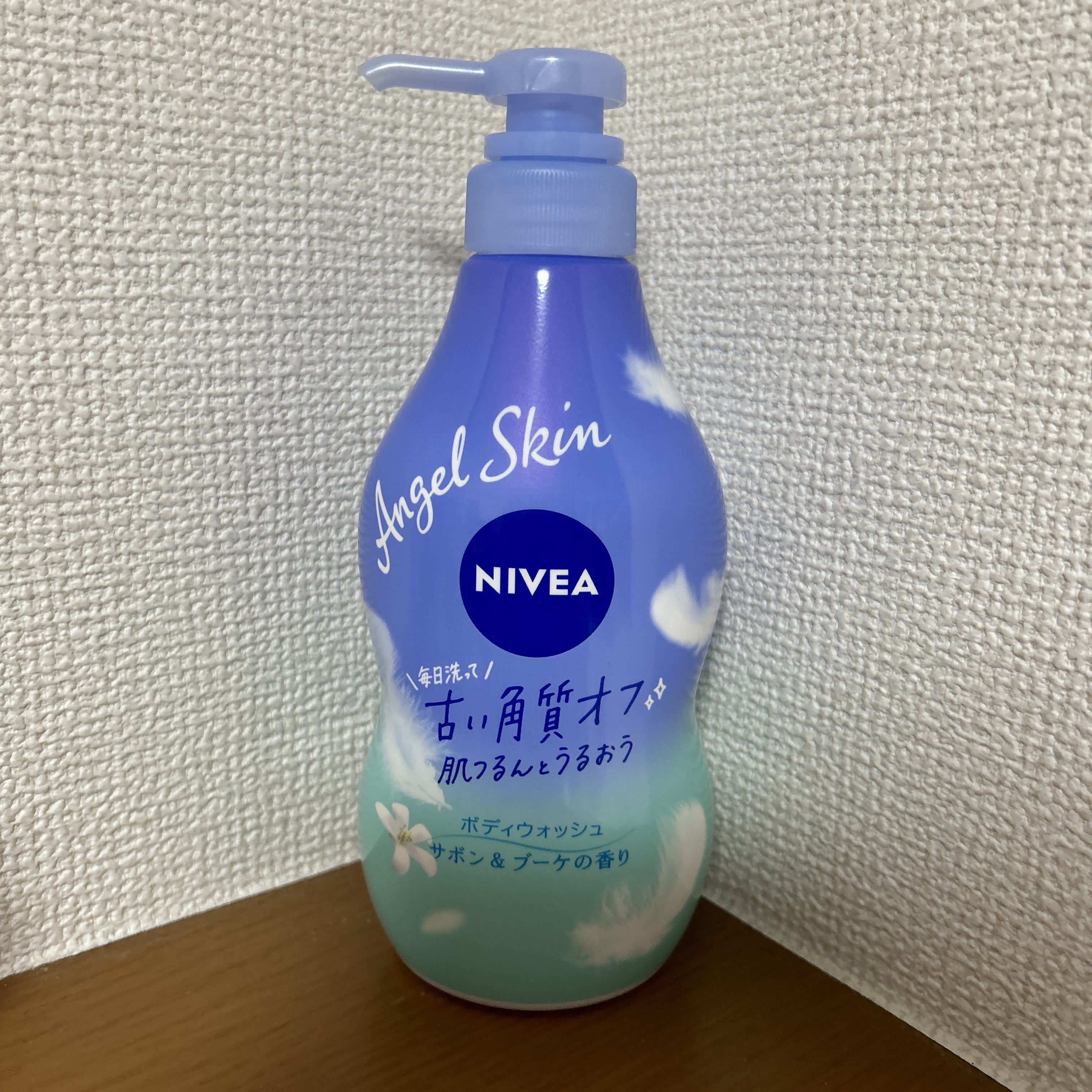 ★ニベア エンジェルスキン ボディウォッシュ サボン＆ブーケの香り

肌のざらつきの原因となる古い角質や毛穴汚れをつるんとオフするボディウォッシュ。

香りは3タイプあって、今回わたしが使ったのはほんのり上品で清楚なサボン＆ブーケの香りにな