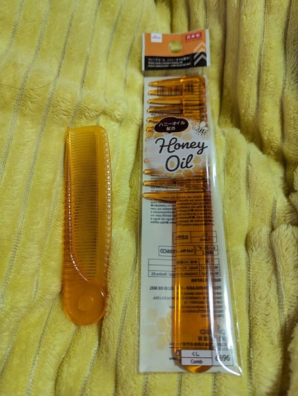 DAISO ウェーブコーム(ハニーオイル配合)のクチコミ「ハニーオイル配合のコーム、色がかわいいしバスコームがわりにもなるかなと思って購入しました。
折.....」(2枚目)