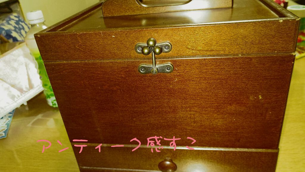 こまち on LIPS 「お母さんが昔使ってたメイクボックスをくれました。木が落ち着いて..」(1枚目)