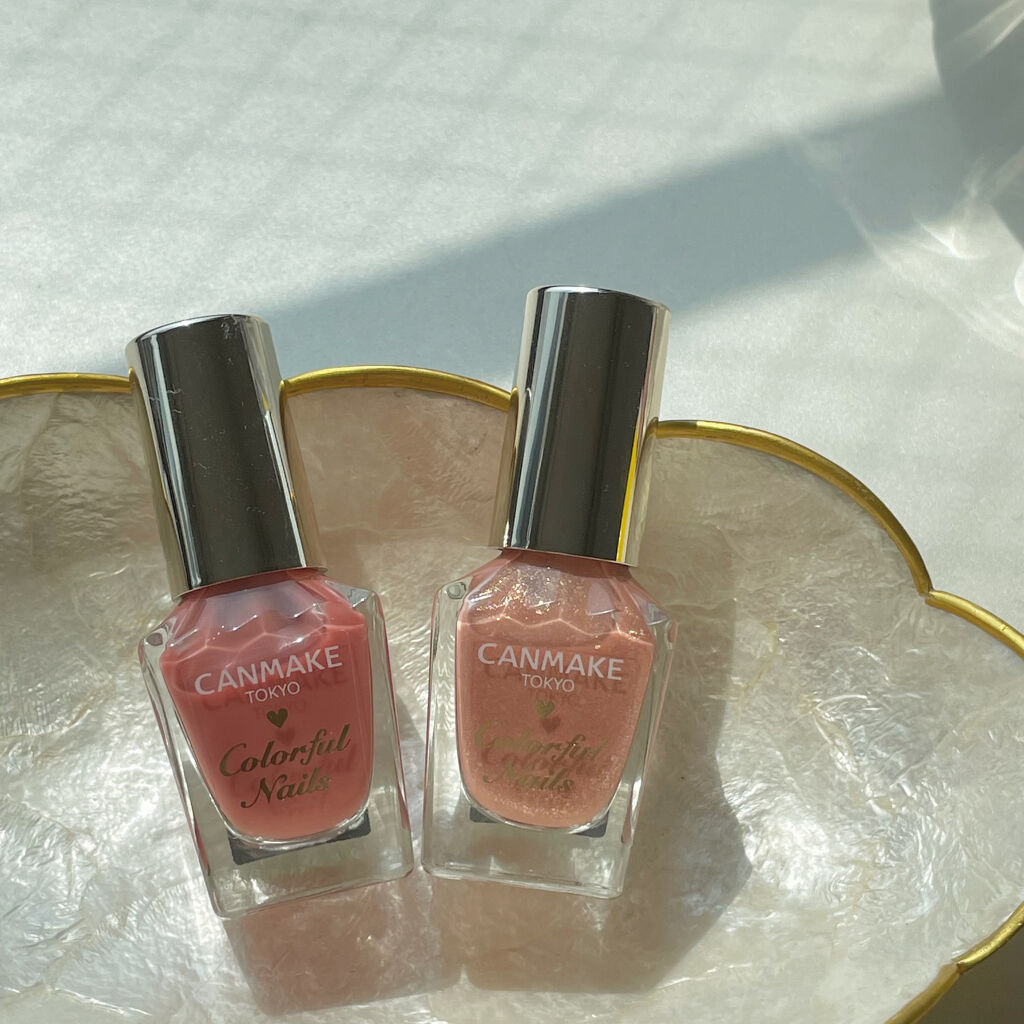  #キャンメイクde夏ネイル 
▷▶︎▷
夏の新色塗ってみました♡

キャンメイクカラフルネイルズ
N51コーラルピンク…(中指と薬指)
N53ダズリングサン…(人差し指と小指)

カラフルネイルズは速乾性・塗りやすさ・ツヤ感はご存知の通り