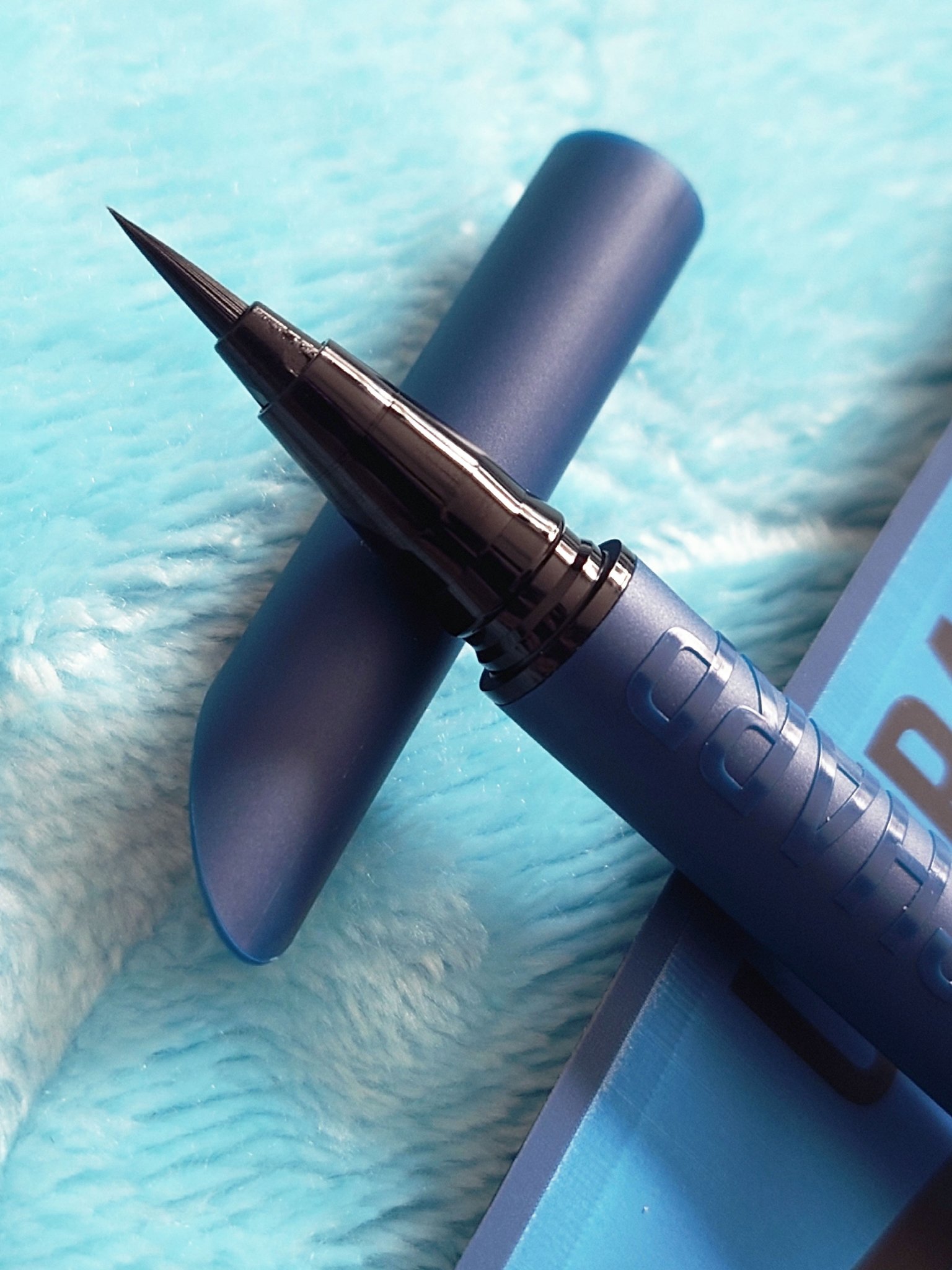 ウルトラカラー アイライナー NV-2 ポップなスモーキーブルー/MAYBELLINE NEW YORK/リキッドアイライナーを使ったクチコミ（3枚目）