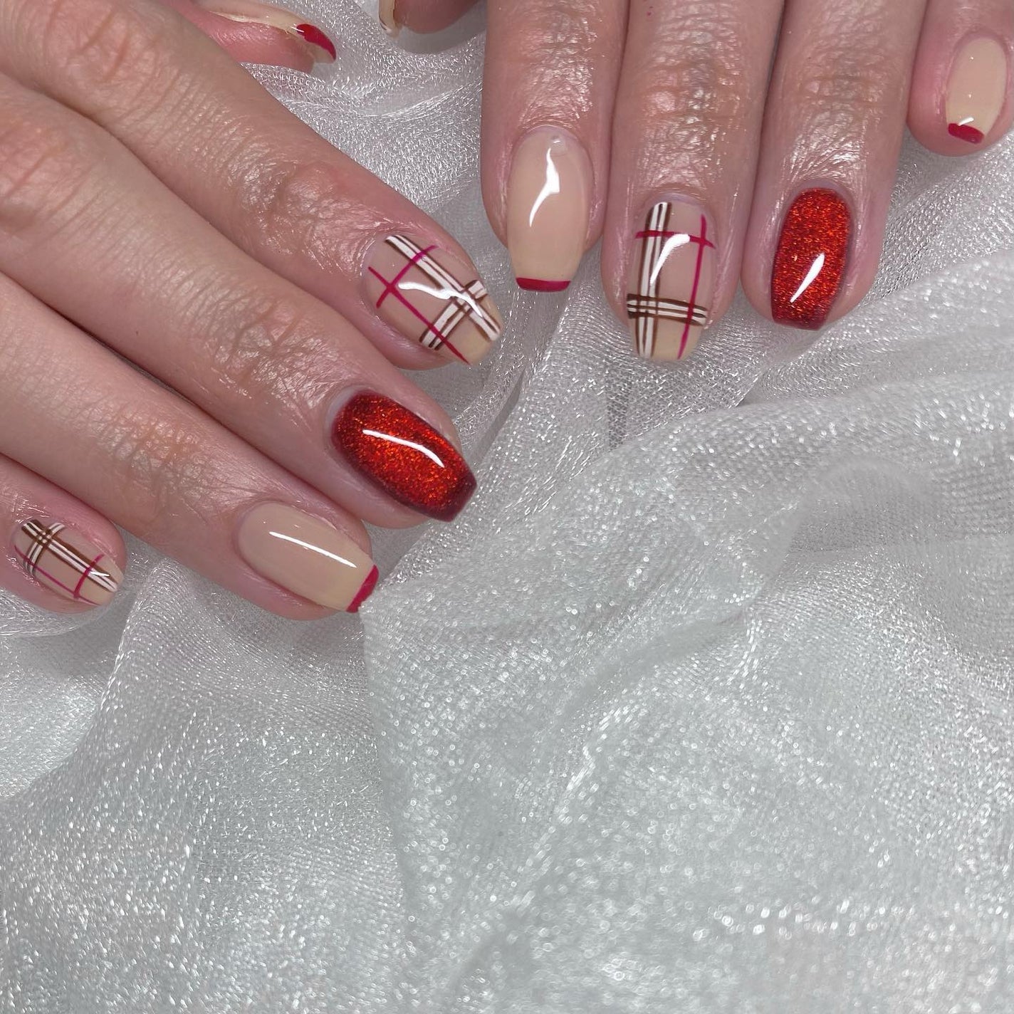 kanna on LIPS 「・・・バーバリーチェックでキレイめバレンタインネイル🍫❤️👑オ..」(2枚目)