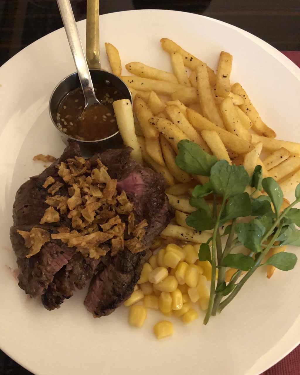 ゴマフアザラシ on LIPS 「ステーキは肌に良い!#王道ブラウンメイク#メイク写真#二重メイ..」(2枚目)