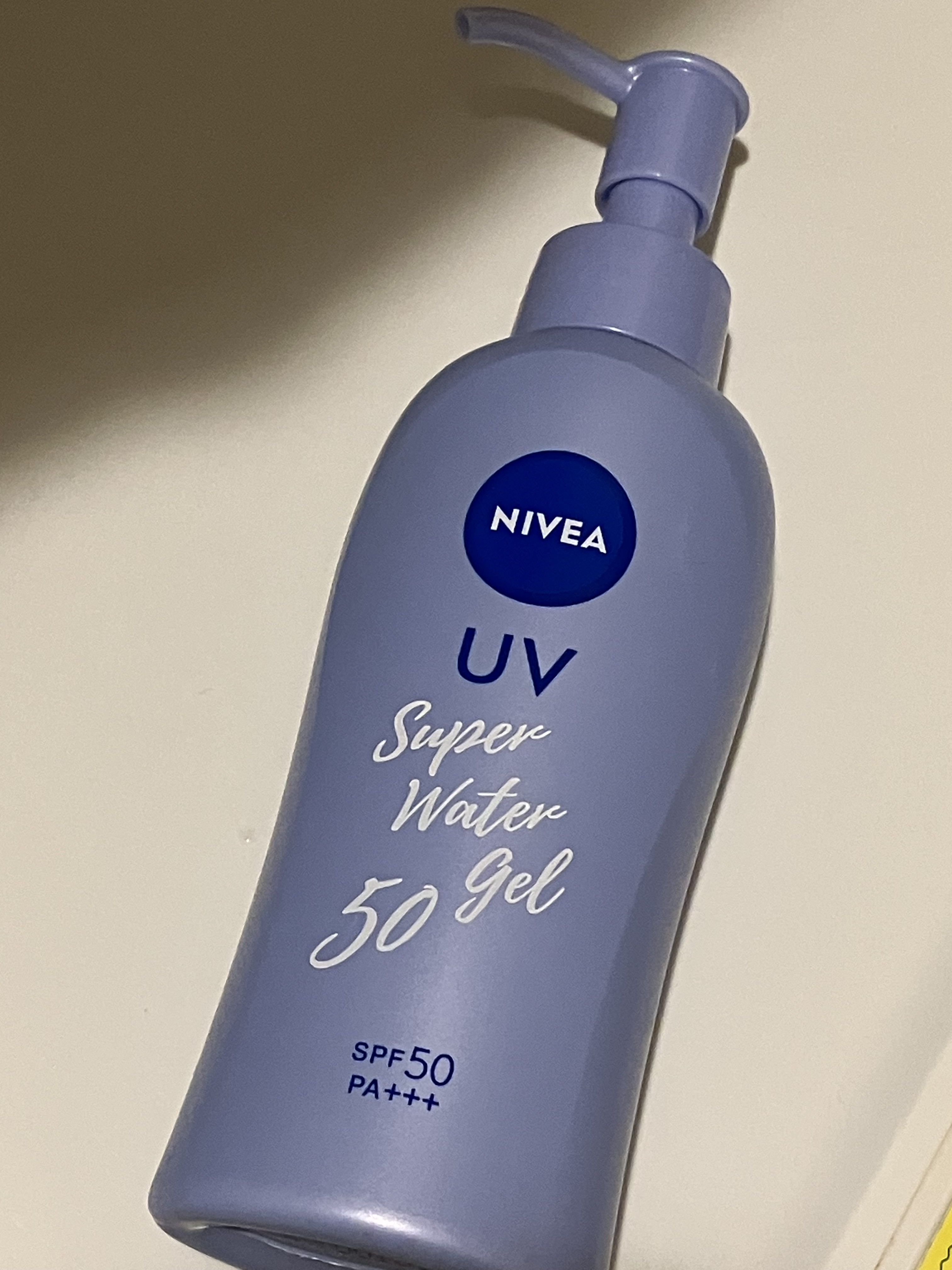   リピート購入です。
ポンプ式で出しやすいのと、べたつかないのでとてもお気に入りです。
詰め替え用を買いましたが、本体ボトルにピッタリはいりました。
少し詰め替えがしずらかったので、詰め替え口が細くなれば嬉しいです。
また、べたつきません