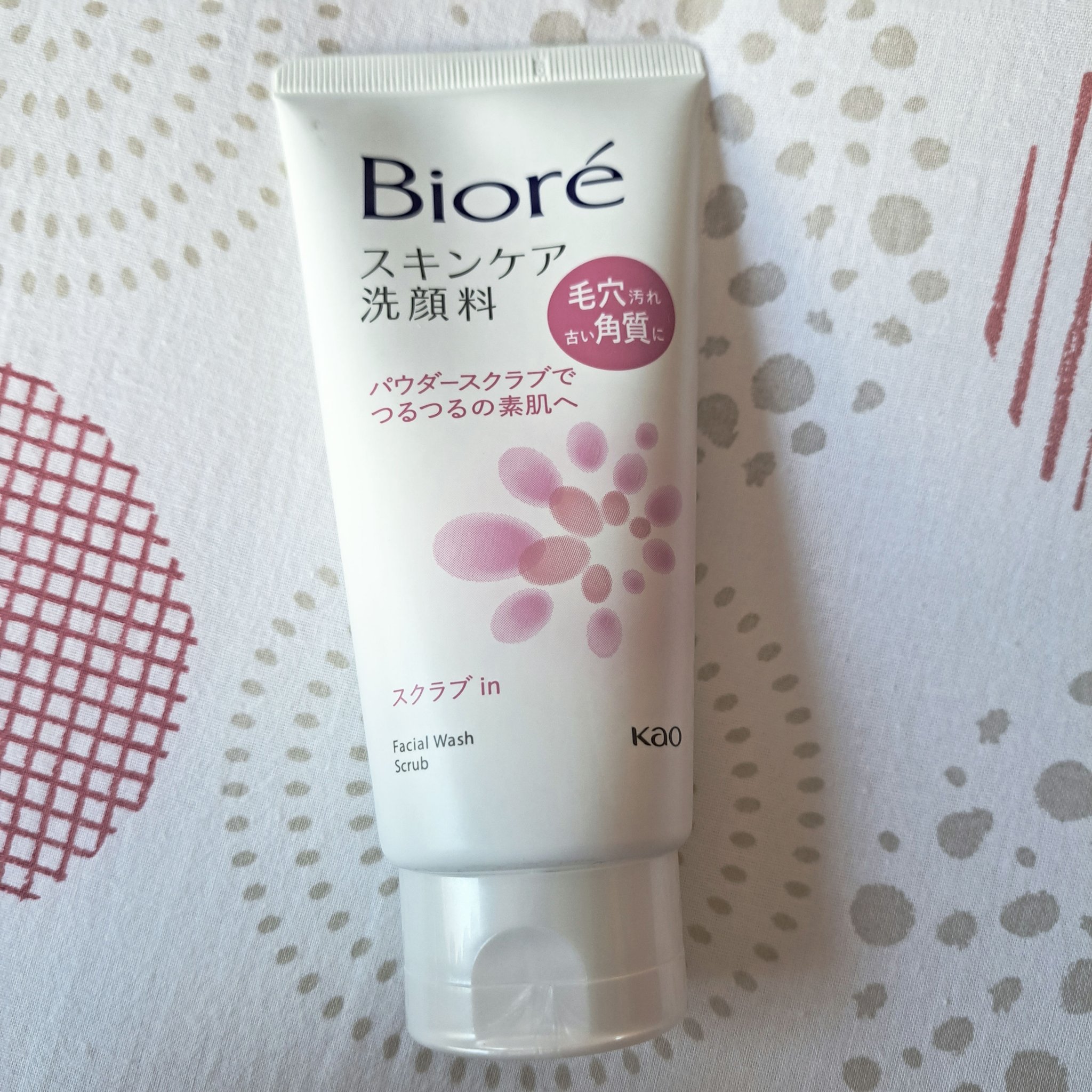 【使った商品】ビオレ　スキンケア洗顔料
【商品の特徴】スクラブ　古い角質や毛穴の汚れをスクラブで落とします。
【良いところ】フルーティーないい香りです。
スクラブの粒成分が入っていて伸びもいいです。

