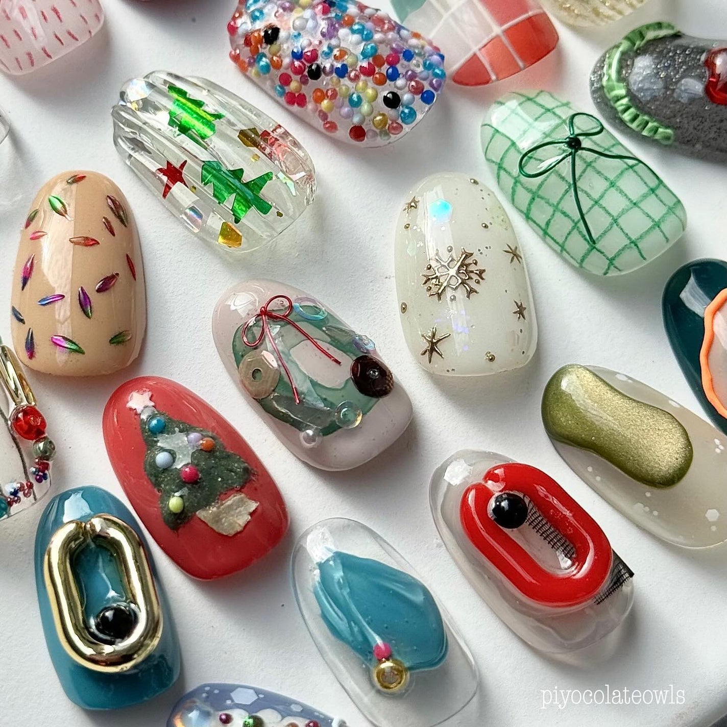ぴよこれいと あうるす on LIPS 「画面いっぱいのクリスマスネイルチップ🧑🎄🎄@seinen.b..」(3枚目)