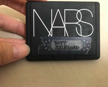 ⚠️主観強め+思い出話

NARS デュオアイシャドー(3077 SILKLOAD)(リニューアル前)
※リニューアル後の同名アイシャドウの品番は3930になるが粉質等の確認をしていない為同じものかは不