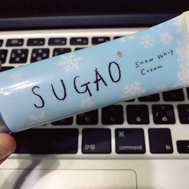 SUGAO特有のホイップクリームみたいな質感のクリームが特徴的で、色も白いので美味しそうです笑 ラメもそこまで目立ちません。
伸ばすとサラッとして肌もワントーン明るくなるのですが、(これはSUGAOの他