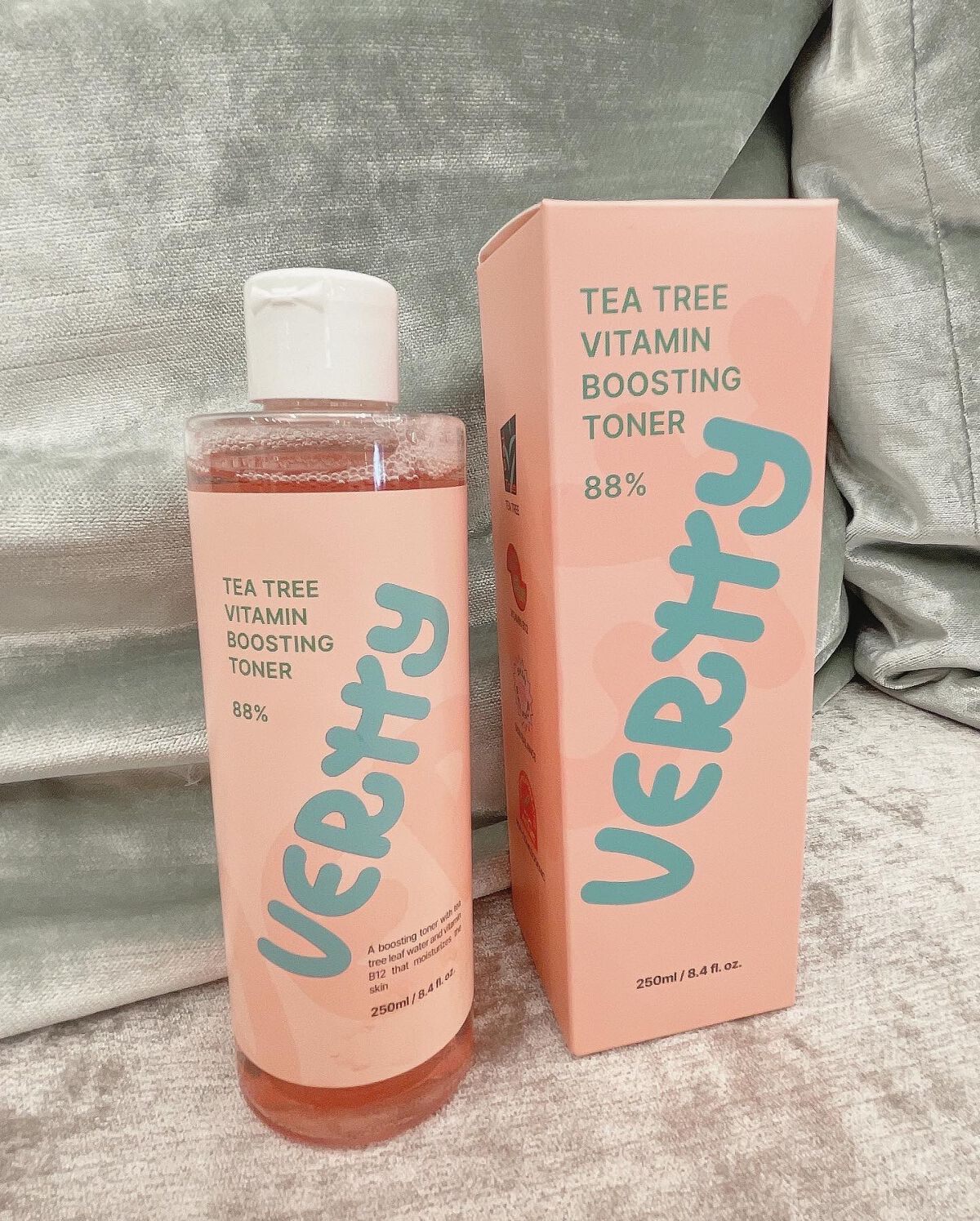 VERTTY　ティーツリービタミンブースティングトナー

使ってみました！
原料費の70％を成分に注力！
成分にこだわったヴィーガンスキンケアブランドであることを強調してください！

✔︎精製水の代わりにティーツリー葉水を88％配合
✔︎か