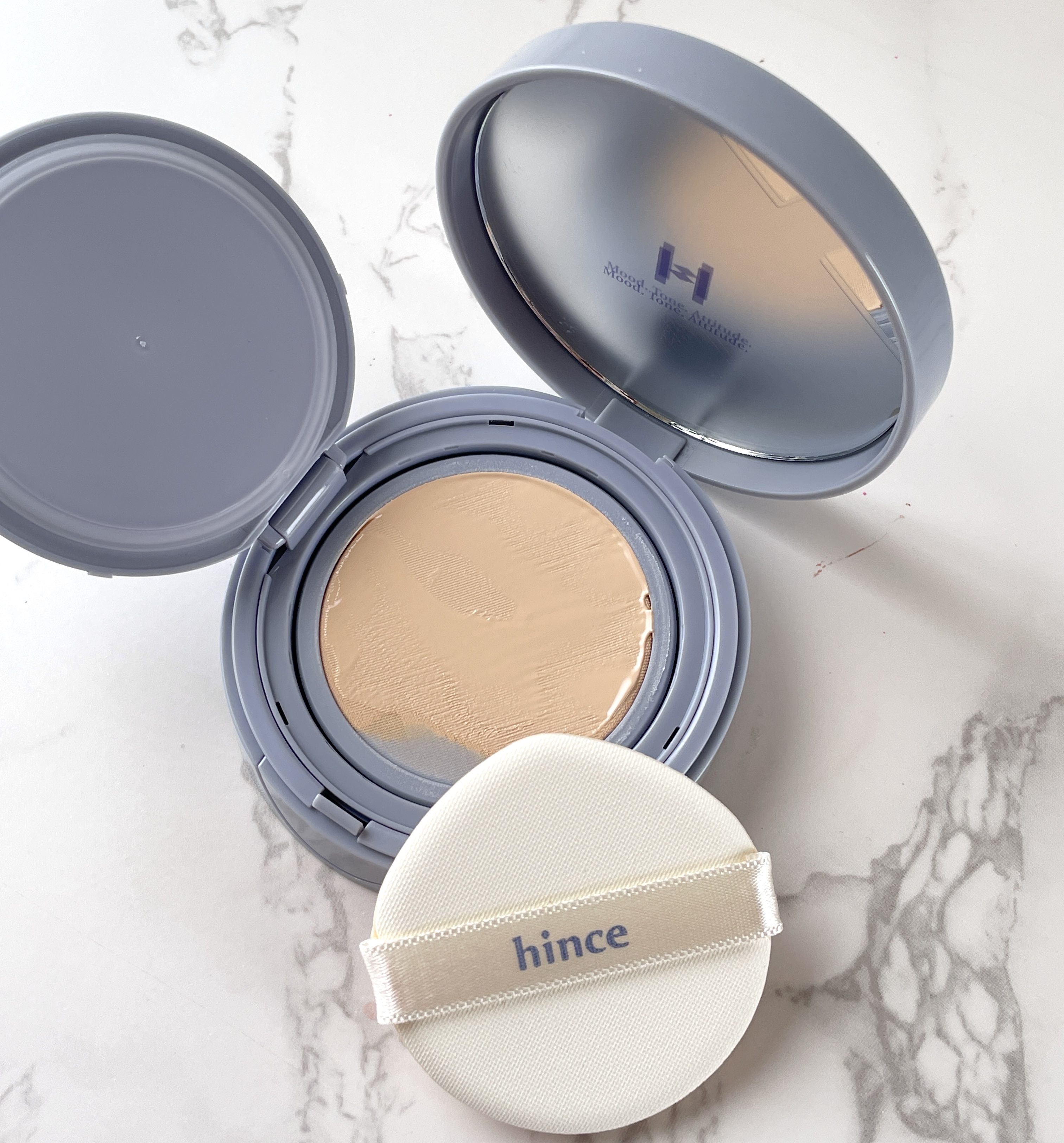 あのバズりまくりファンデで有名な
hinceから遂にクッションが登場〜🥺🤍

セカンドスキンマットメッシュクッション
（Second Skin Mesh Matte Cushion）
17 ポーリセン🌟

使うの楽しみにしてたんだけど