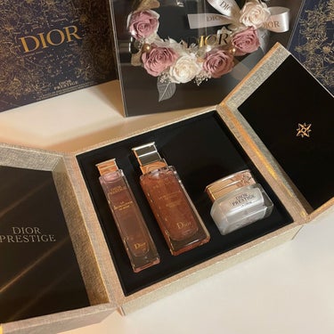 .
▶︎
Dior
プレステージ マイクロ ユイル ド ローズ 
ホリデー コフレ (数量限定品)
税込50,600円

・プレステージ マイクロ ユイル ド ローズ セラム 
(プレ美容液) 50mL