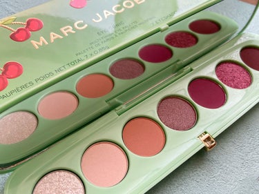 multi-finish eye palette – very merry cherry edition/MARC JACOBS BEAUTY/パウダーアイシャドウを使ったクチコミ（3枚目）