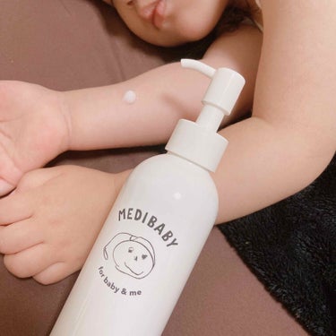 MEDIBABY 薬用保湿ミルクジェルのクチコミ「

🧸
最近娘の肌荒れがとっても気になってます🥺😭
肌着着せずにちょっとザラザラしたパジャマ着.....」（1枚目）