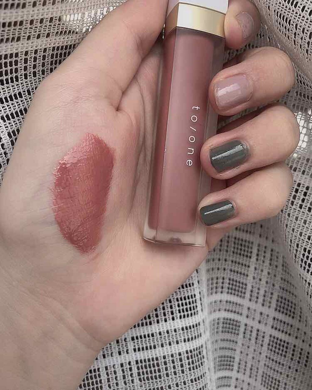 トーン ペタル エッセンス カラー バター/to/one/リップグロスを使ったクチコミ（2枚目）