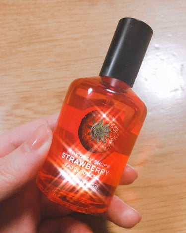 THE BODY SHOP オードトワレ ストロベリーのクチコミ「こんにちは。
今日は最近気に入っている香水？を紹介します💕

ザ・ボディショップのオードトワレ.....」（1枚目）