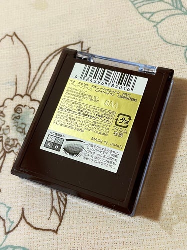 大人かわいくなれる✨
今の季節にぴったりのアイシャドウ🌸


今回ご紹介するのは、エクセルの

『スキニーリッチシャドウSR11 ブリックブラウン』

　　　　　　　　　　　　　　　　　1650円です！

以前から、スキニーリッチシャドウは口コミが良く　
て、色々な方が紹介されていて気になっていたので
使うのがとっても楽しみでした♪


🫧商品の特徴🫧

1, 4色を順に重ねるだけ！
　失敗知らずの極上グラデーション

2, 上品なツヤ感で大人な目元に

3, まぶたに溶け込む密着感
　　　　　　　　　　　　　　　　　とのことです。


写真①→ベース

まぶたトーンアップ＆しっとり質感でアイベース効果

写真②→ニュアンス

目元にやわらかなニュアンスをつけます

写真③→シャドウ

自然な陰影を与え、グラマラスな奥行きをプラス

写真④→ライン

目のキワをグッと引き締めます
なめらかな上質チップ付き！

SR11  ブリックブラウン
→やわらかな血色感ブラウンで温かみのある目元に



💄メイク方法💄

1, パレットの左下 ③を小指にとり、上まぶた目頭側
　3分の1と目尻側3分の1、下まぶた目尻側3分の1   
　に塗る。

2, パレットの右上②を中指にとり、上まぶたの中央
　から左右にワイパーのように優しく塗り広げる。
（二重の幅より少し広めに）

3, パレットの右下④を小指にとり、上まぶた目頭側
　3分の1と目頭側3分の1、下まぶた目尻側3分の1  
　の目のキワに薄く重ね塗りする。

4, パレットの左上①を中指にとり、上まぶたの　　　
　二重幅のあたりから眉毛の方に上に向かってぼかす
　ようにしてハイライトを入れて行きます。

同じ①を小指にとり、下まぶたの目頭から黒目の下
あたりまで塗ります。（涙袋）

※指ではなく、ブラシやチップでメイクをしても◎

✨使ってみた感想✨

・粉質がしっとりとしていて肌馴染みが◎

・発色は良いけど、派手になりすぎないため普段使い
　も出来る！
（目元アップの写真よりは発色が良いです！）

・時間が経っても二重の溝にアイシャドウが溜まった
　り、ヨレたりしなかった！

・金パールが上品で涙袋が自然にぷっくりとみえる！

・普段とは違う印象になれる！

・このパレットだけでも、もちろん可愛いけど
　黒目の上にラメをのせるともっと可愛くなる‼︎


粉質が良く、高級感もあって大満足です✨

エクセルのアイシャドウは、カラーバリエーションが
豊富で嬉しいですよね！

最後まで見て頂きありがとうございました😊


の画像 その2