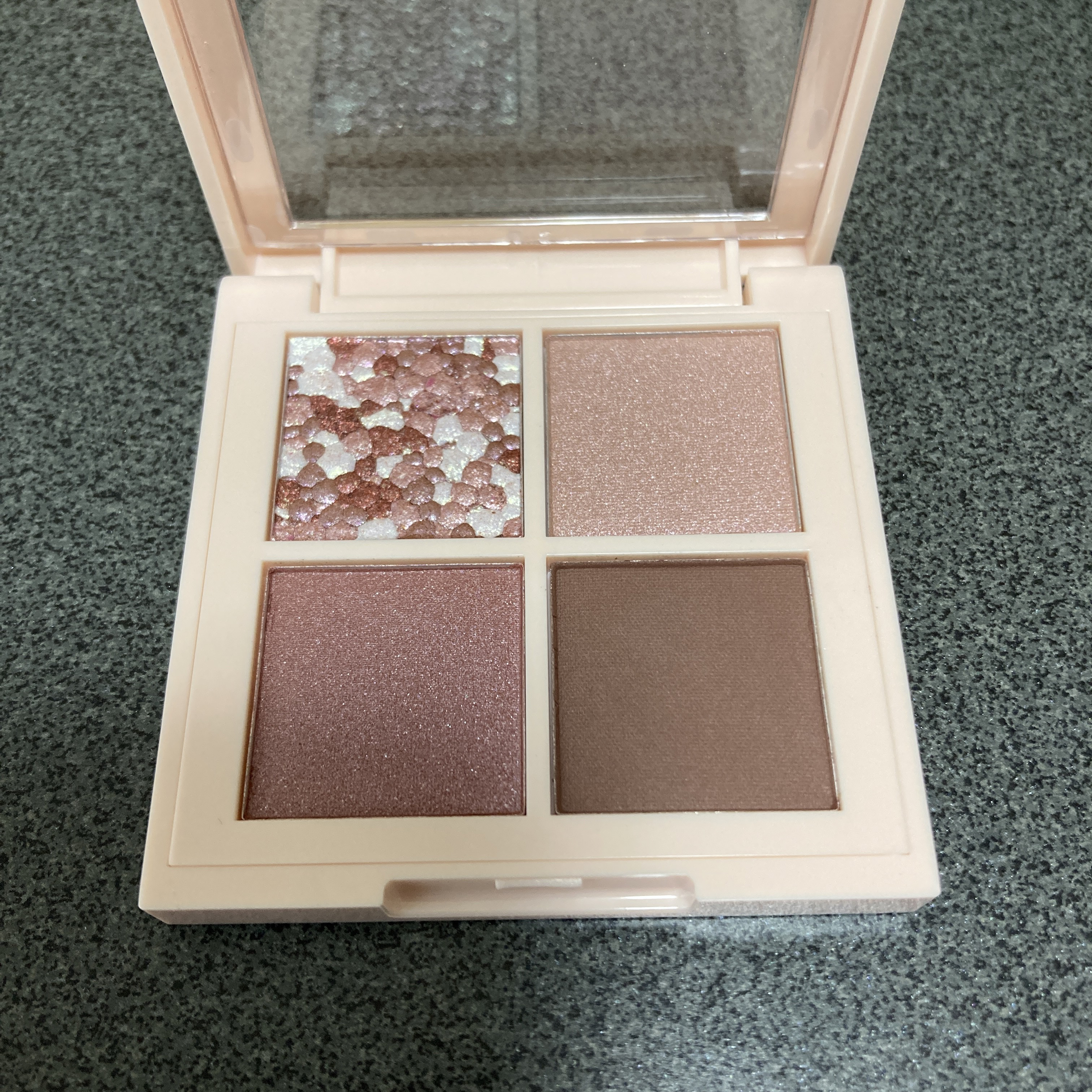 レブロン ダズル アイシャドウ クアッド/REVLON/アイシャドウパレットを使ったクチコミ（3枚目）