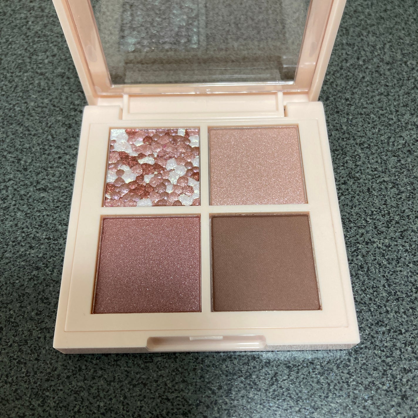 レブロン ダズル アイシャドウ クアッド/REVLON/アイシャドウパレットを使ったクチコミ(3枚目)