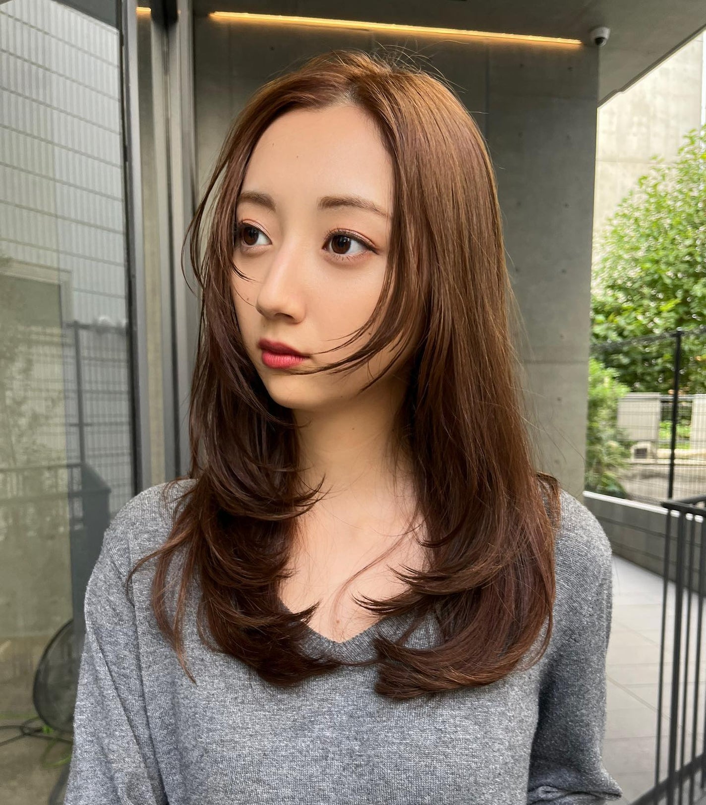 HARUNA on LIPS 「.季節感のあるメルティーなハニーカラー🍯.風になびく✨レイヤー..」(3枚目)