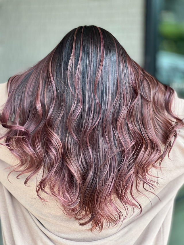 ピンク系のバレイヤージュカラーのバックスタイル