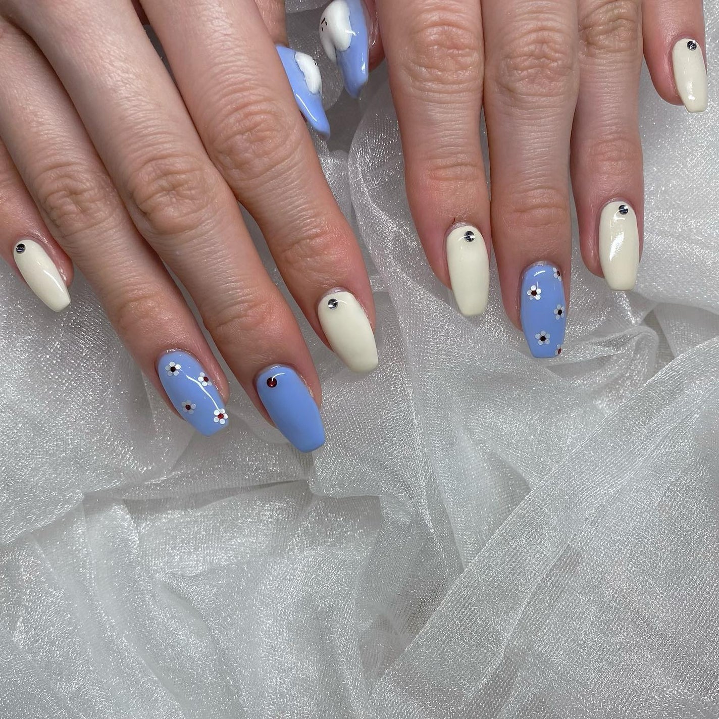 kanna on LIPS 「・・・パステルブルーとバニラホワイトで「ウサチャァン」ネイル̀..」(3枚目)