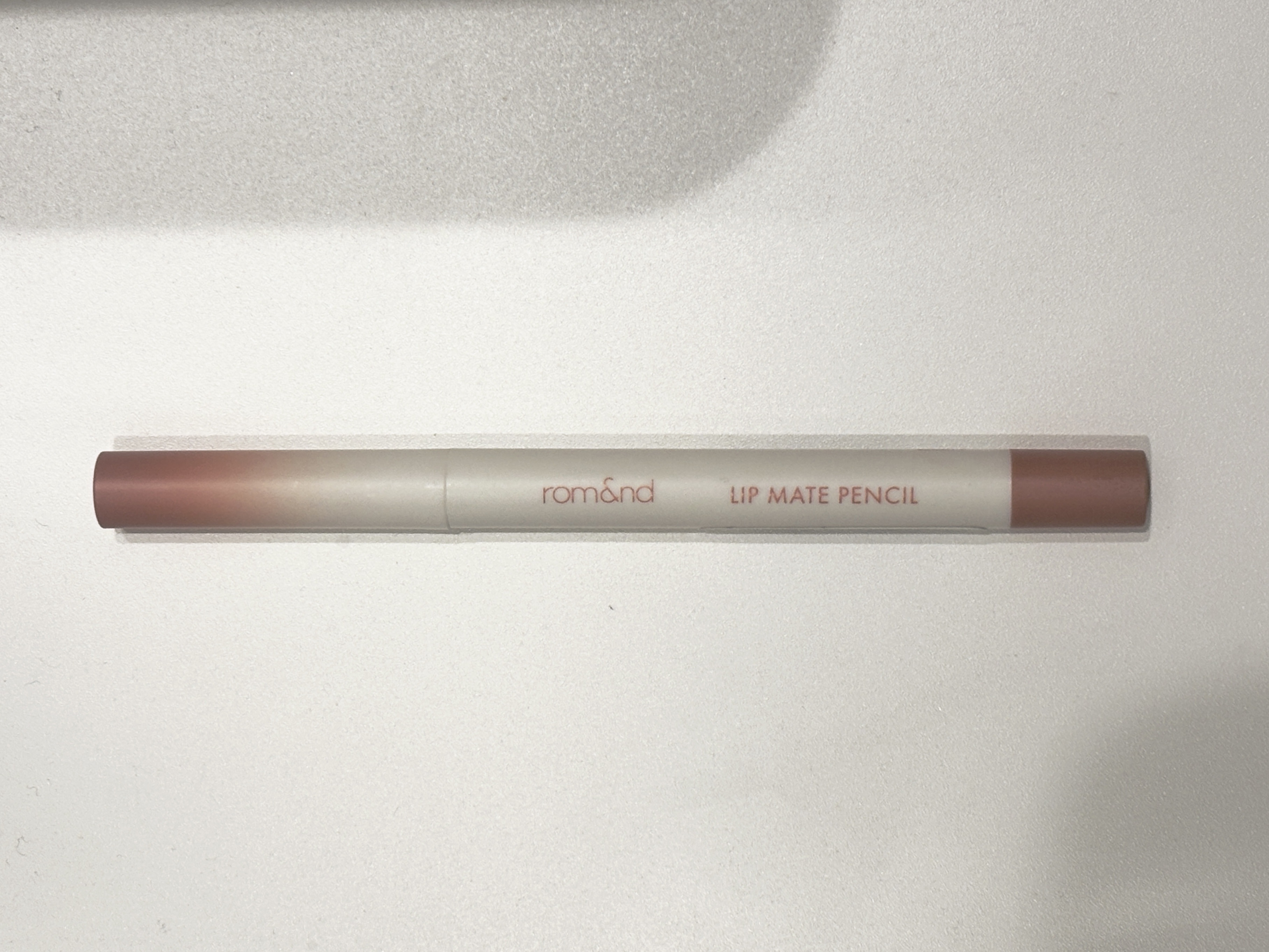  初めてリップライナーに挑戦しました...！

以前、手持ちのリップでオーバーリップ気味に描いてみたもののじっくり来ず……‬💧

不安でしたが、こちらの商品を使ってみるとすごく自然にオーバーリップを取り入れたメイクができました✨

色も自