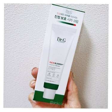 なめらかなシカクリームで
集中ケア。

Dr.G
RED BLEMISH CICA-S CREAM🌱

集中ケアで透明感のある肌へ

✳️敏感肌の保護
✳️刺激を受けた肌の集中ケア
✳️敏感肌向け低刺激ケア

『特別なシカエスコンプレックスケア』
高純度のシカ成分と松の芽の成分が混ざり、
Dr.Gだけのシカコンプレックスが
敏感肌を健やかにし、肌荒れを防ぐ。

『CICA S Complex™️』
5つのシカ成分（マデカシン酸、
マデカッソシド、ツボクサエキス、
アシアチコシド、アシアチン酸）と
エネルギーの凝集松の実成分


＝＝＝＝＝＝＝＝＝＝＝＝＝＝＝＝＝＝＝＝
このクリームはお肌に保護膜を形成して、
敏感になったお肌を守る役割を
してくれるそうです✨
優しい効能で敏感肌としては嬉しい☺️

Dr.Gの商品ページを見て驚いた事があって。
シカクリームという商品は
敏感肌の方は安心使える
というイメージでしたが、

シカクリームは成分が様々なので
全てのシカクリームが敏感肌に合う
訳ではないそうですが
Dr.GのレッドBCシカエスクリームは
敏感肌の方も安心して使えるそうです。

使用方法は他のシカクリームと同じですが
しっかりめのクリームなので
思いかなと心配でしたが

保湿されている感じはするのに
ベタつかないし肌馴染みもいいので
暑い季節もあまり気にせず使えそうです。

ただ元々軽い使用感が好みなので
もしかしたら真夏は重く感じるかも
しれません。

そういう時は公式サイトに
書いてあったように
気になる部分へのみ
使用しようかと思います💡

匂いについてですが
シカクリームと聞いてあのthe シカ！
という匂いを想像していましたが、
匂いなしといってもいいのではないか
というくらい匂いは感じません。

鎮静効果はよく分かりませんでしたが、
肌荒れ時も滲みたりひりついたりなど
違和感もなく使用できたので
超超敏感肌の私も
安心して使用できます😊

＝＝＝＝＝＝＝＝＝＝＝＝＝＝＝＝＝＝＝＝
レッドBCラインは他にも
レッドBCスムージングクリームがありますが

そちらはジェルタイプで
メイン機能が水分チャージなので
これからの暑い時期は混合肌の私には
こちらの方もいいかと思いました😊

ただシカエスクリームは
気になる部分の集中ケアに使えるので
そういう使い方もいいなと思いました💕

の画像 その0