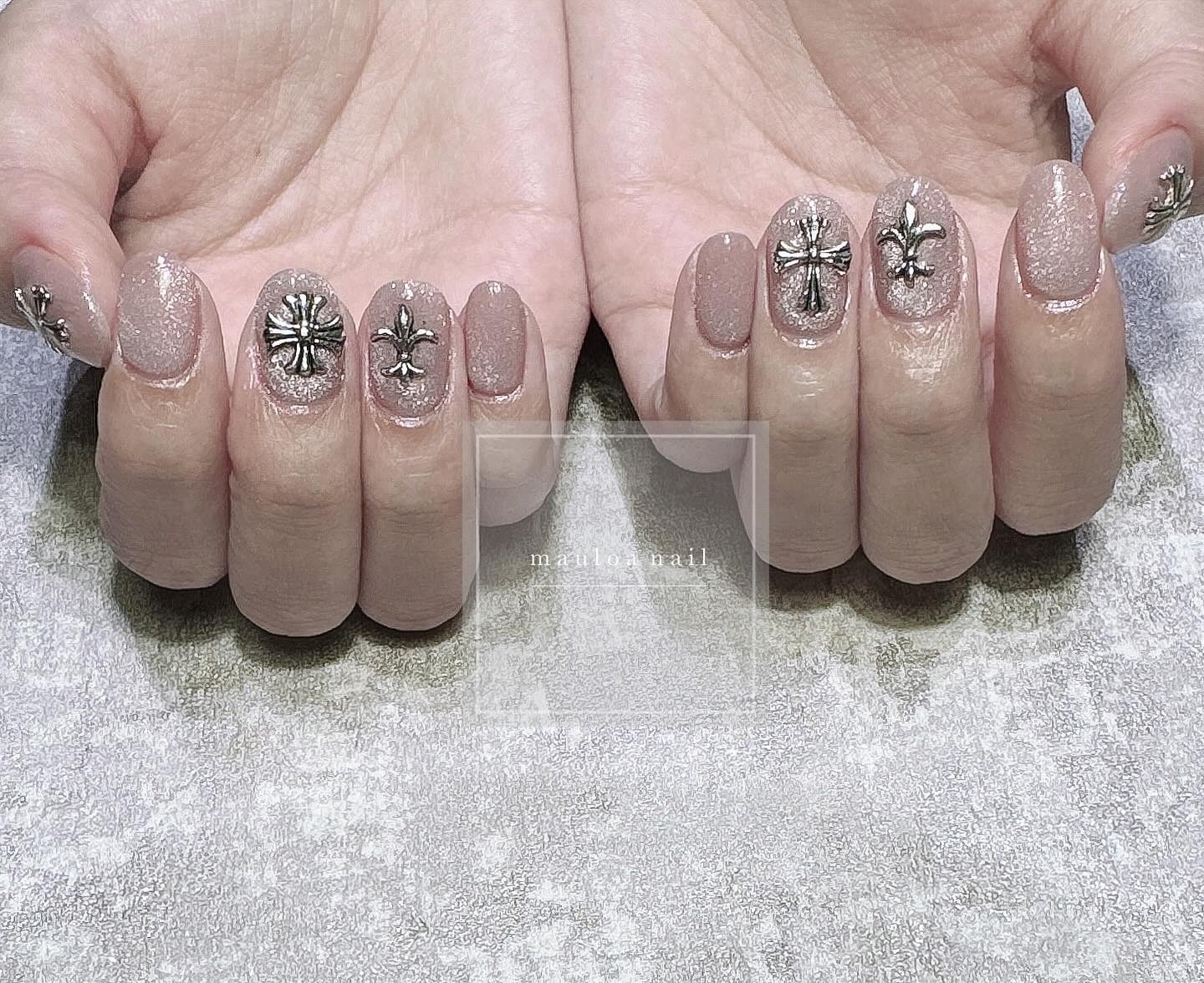 #ネイル,#スワロネイル,#アートネイル,#ミラーアートネイル,#白フレンチネイル,#夏ネイル,#クロムハーツネイル,#オータムネイル,#ジュエリーネイル,#ミラーネイル,#手書きアートネイル,#春ネイル,#綺麗めネイル,#マグネットネイル,#夏ネイル,#天王寺ネイル,#クロムハーツネイルのネイルデザイン