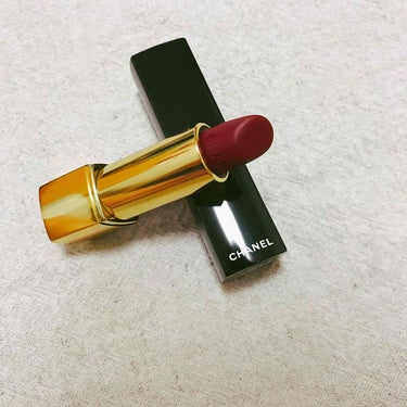 🌿【-CHANEL-  ROUGE ALLURE
                                            VELVET 38】

マットな質感の赤。

真紅とは違う赤。
