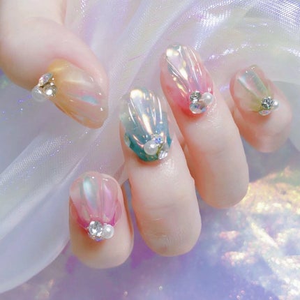 なかやまちえこ on LIPS 「夏の貝殻ネイル🐚⠀#youtubeライブしながら施術しました!..」(1枚目)