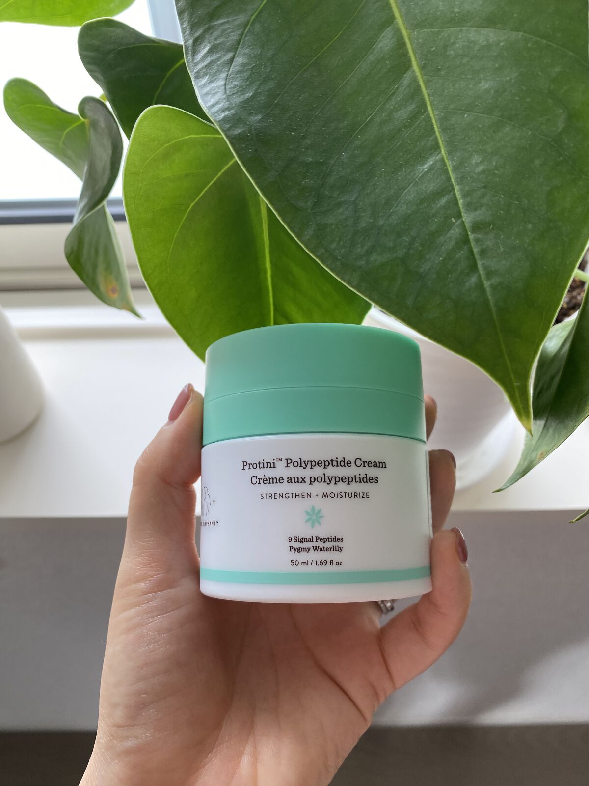 コットンでプッシュして使うような化粧水
とかはあるけど、クリームでこのタイプは
初めて出会った🤩💡✨

指ですくうの爪にめっちゃ入る使う分だけ
プッシュで出てくるのめっちゃいいわ💗

9種類のペプチド保湿成分配合で
めちゃくちゃ潤う〜